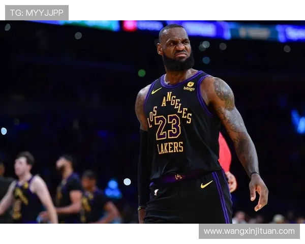 詹姆斯创历史新纪录成首位4万分1万板1万助球员荣耀时刻 詹姆斯创历史新纪录成首位4万分1万板1万助球员荣耀时刻